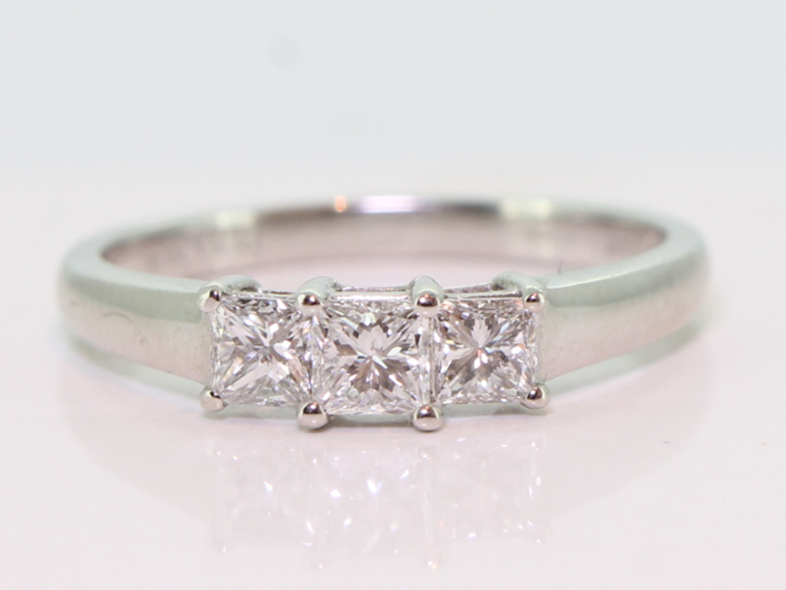 Stunning princess cut diamond 18 carat gold trilogy ring