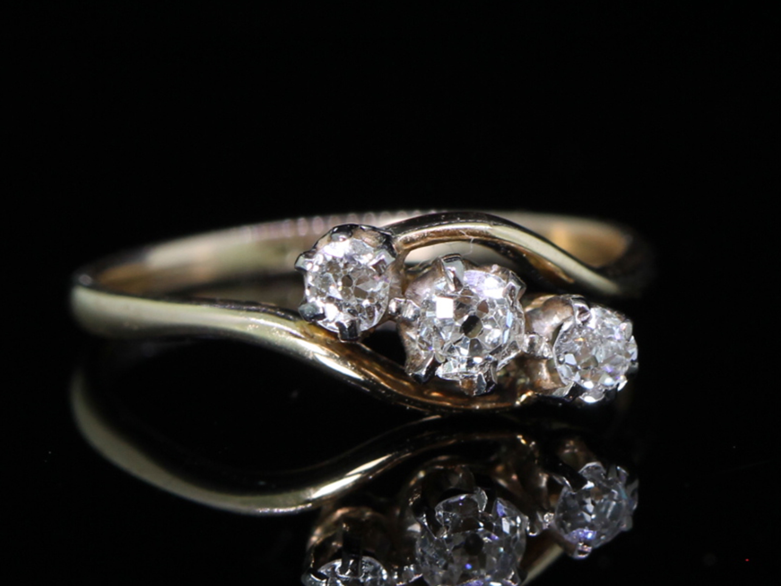 Stunning old mined diamond 18 carat gold ring