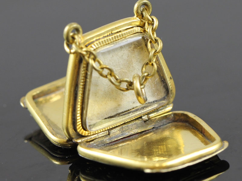 Unique rare edwardian  15 carat gold bag locket