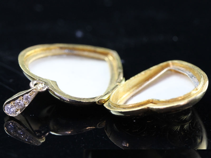 Beautiful vintage heart and diamond 18 carat gold locket