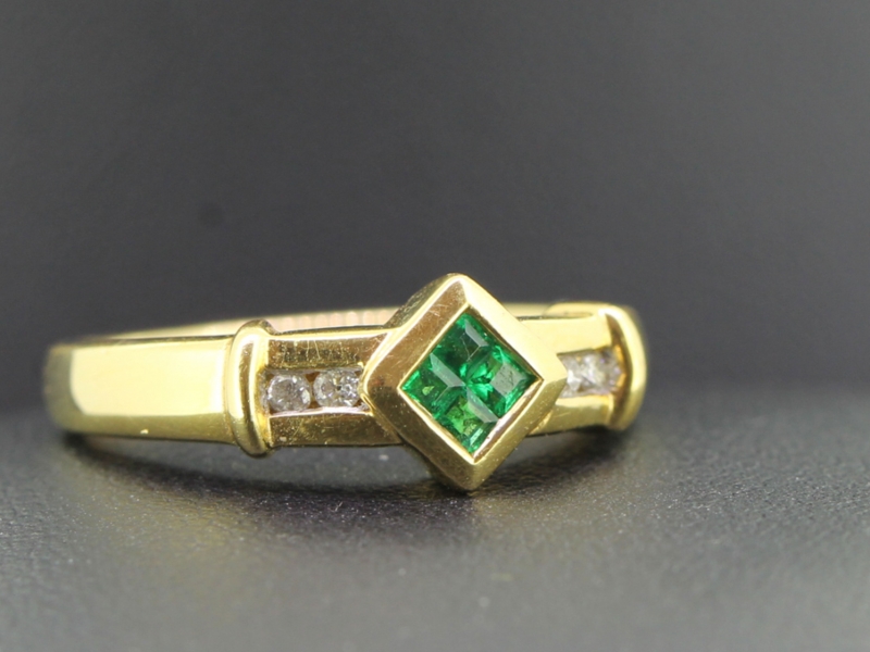  beautiful emerald and diamond 18 carat gold ring