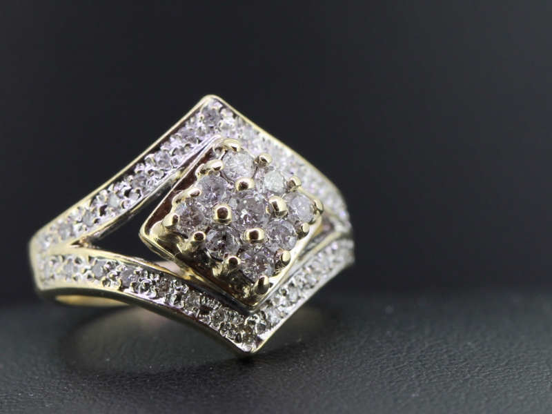 Vintage 1970s diamond cluster 9 carat gold ring