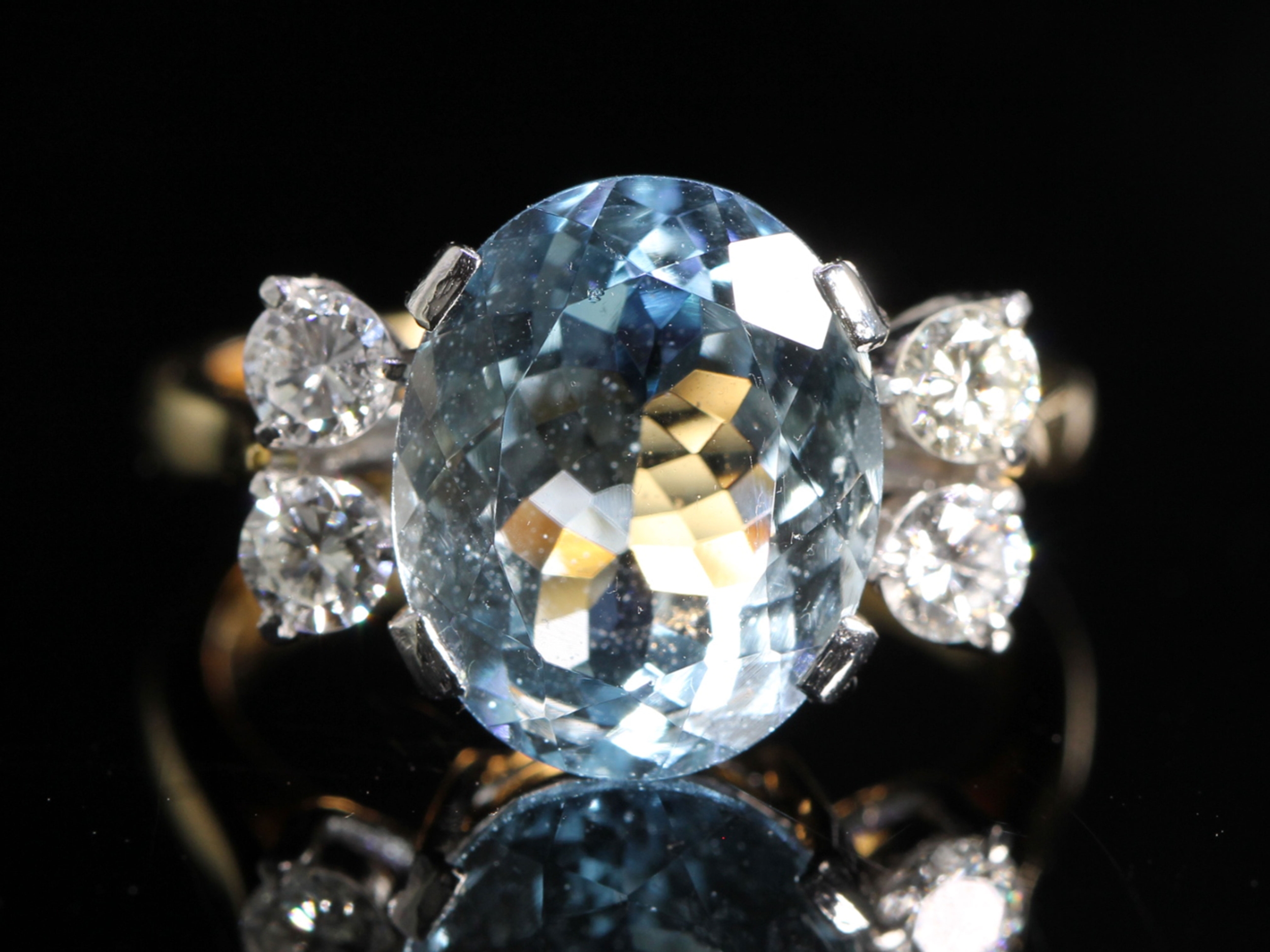 Vintage 4ct aquamarine and diamond 18ct gold ring
