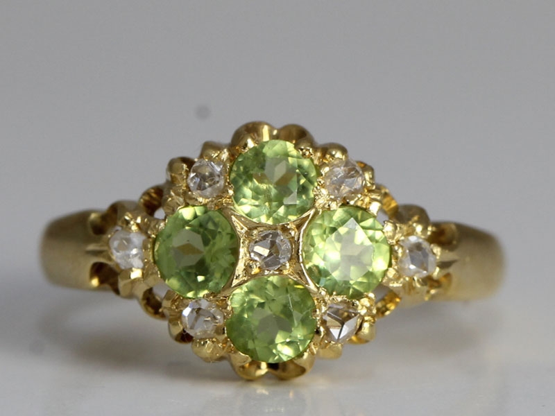 Beautiful peridot and diamond 18 carat gold ring