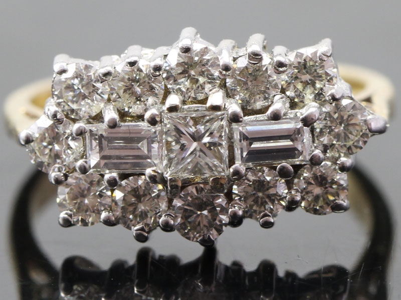 Stunning cluster diamond 18 carat gold ring
