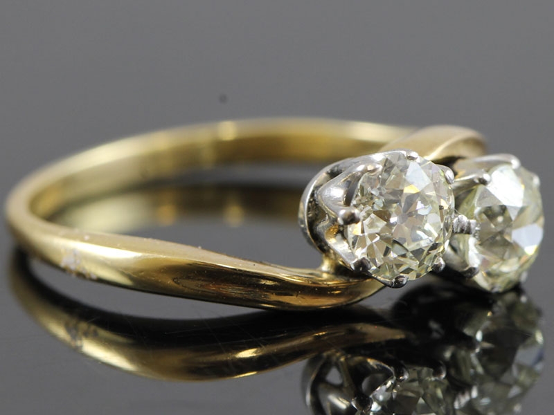 Beautiful diamond vintage twist 18 carat gold ring