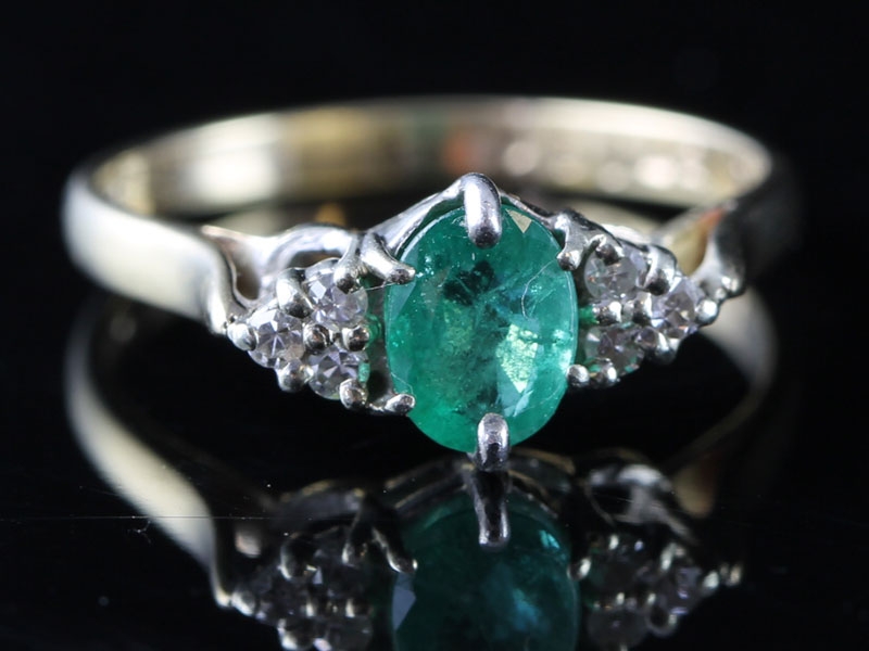 Pretty emerald and diamond cluster 9 carat gold ring