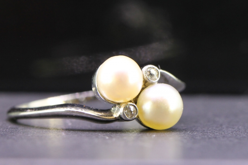 Beautiful lustrous pearl and diamond on a twist 18 carat gold ring 