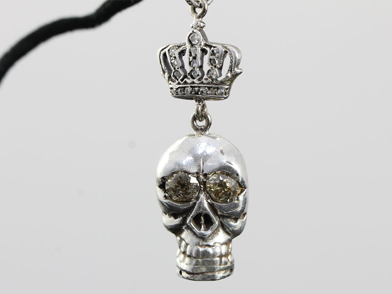 Regal skull and crown silver set pendant