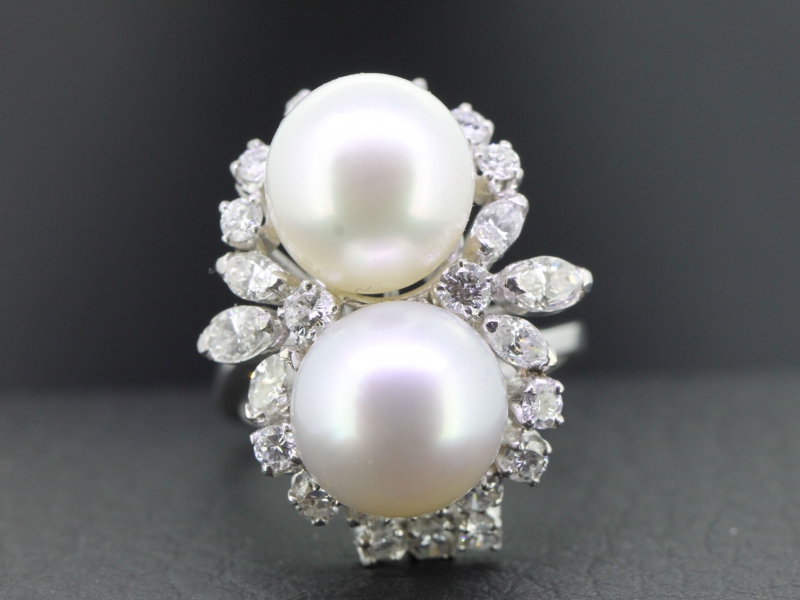 Gorgeous pearl and diamond 18 carat gold ring