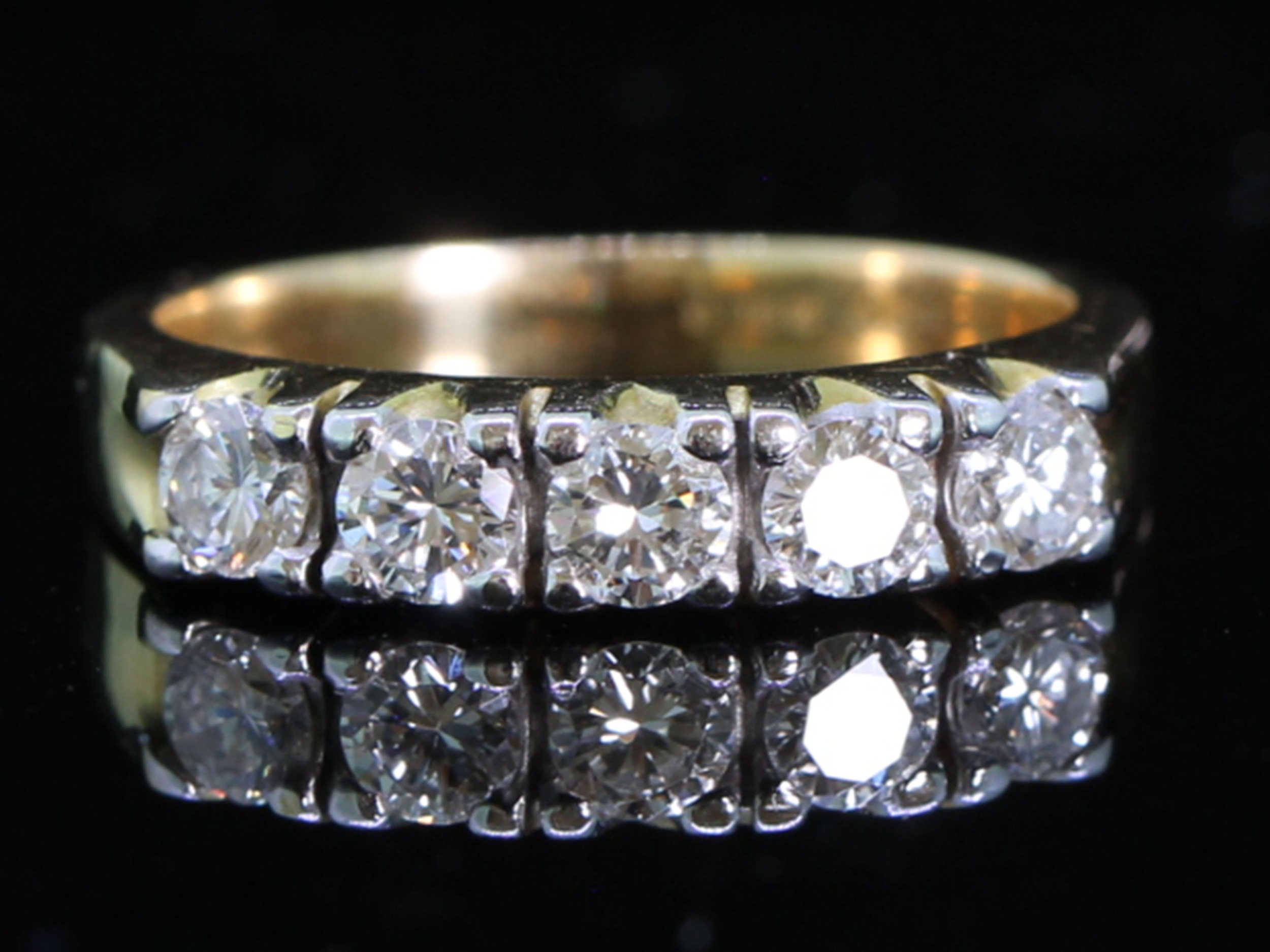 Elegant diamond five stone diamond 18 carat gold ring