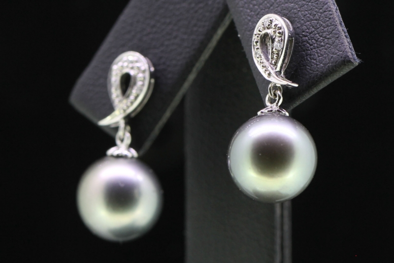 Stunning black tahitian pearl 9 carat gold earrings