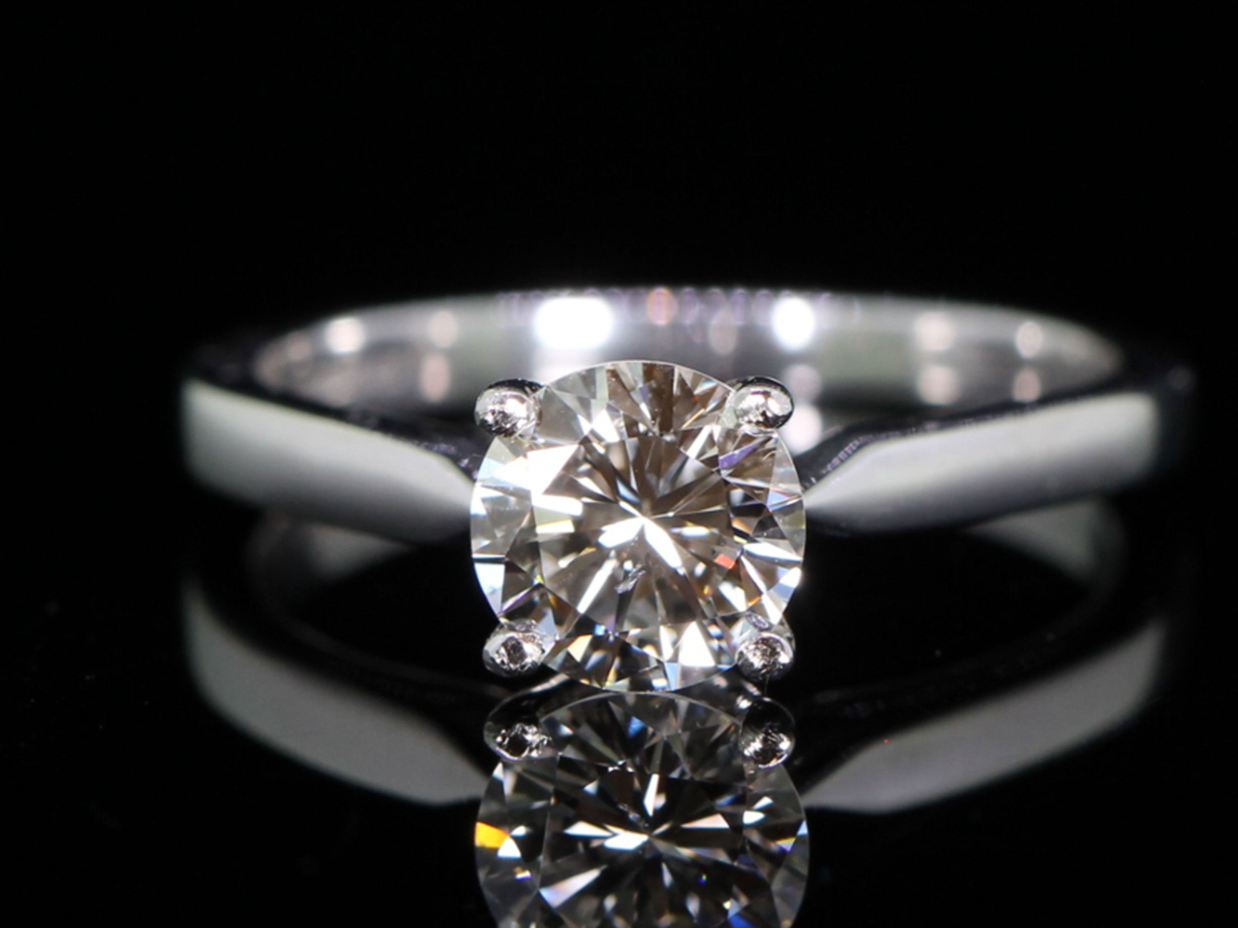 Classic diamond 18ct gold solitaire ring with cert