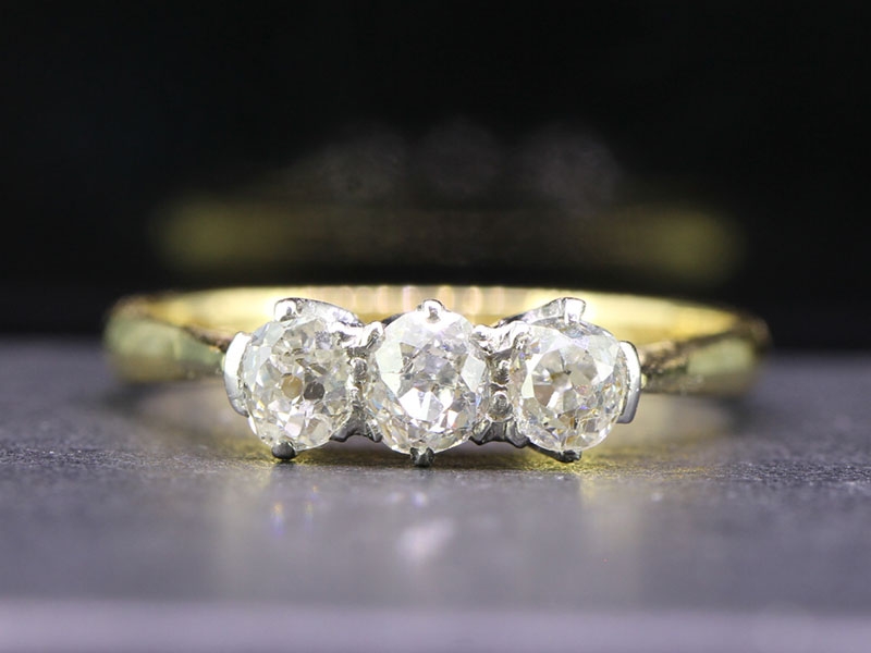  charming trilogy diamond 18 carat gold ring