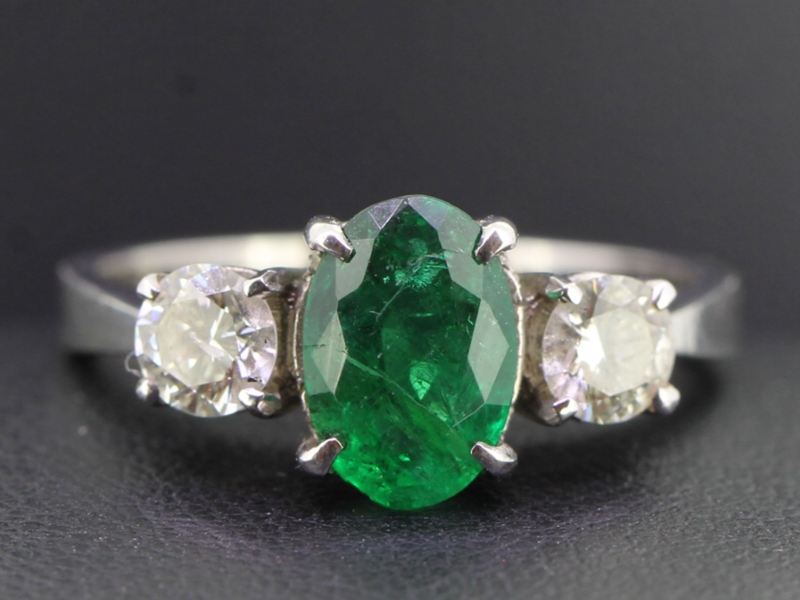 Luxurious colombian emerald and diamond 18 carat gold trilogy ring
