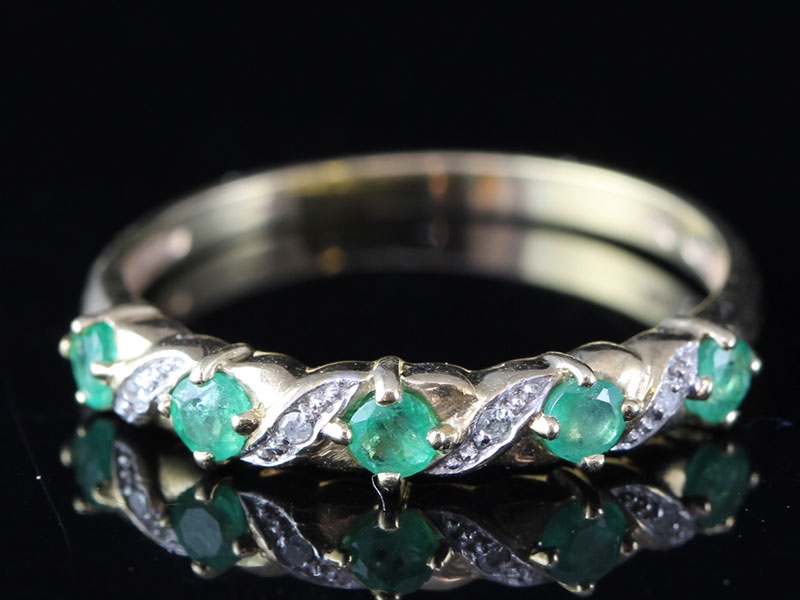 Charming 5 stone emerald and diamond 9 carat gold ring