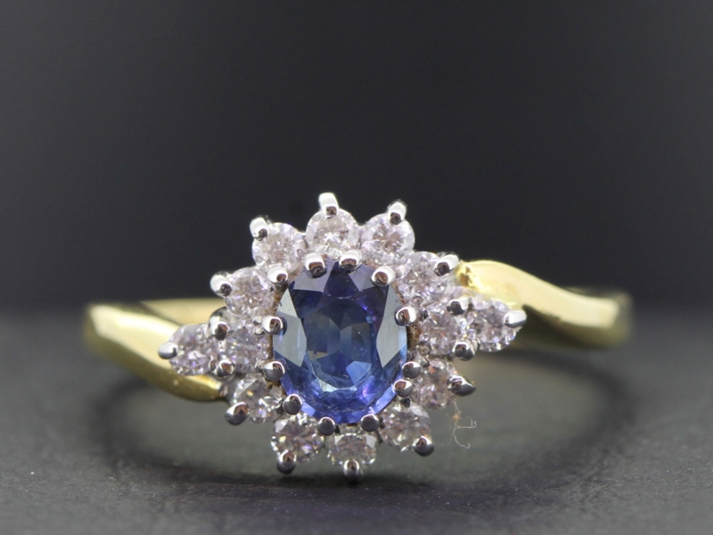 Beautiful sapphire and diamond 18 carat gold cluster ring