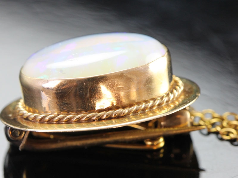 Impressive opal 9 carat gold brooch
