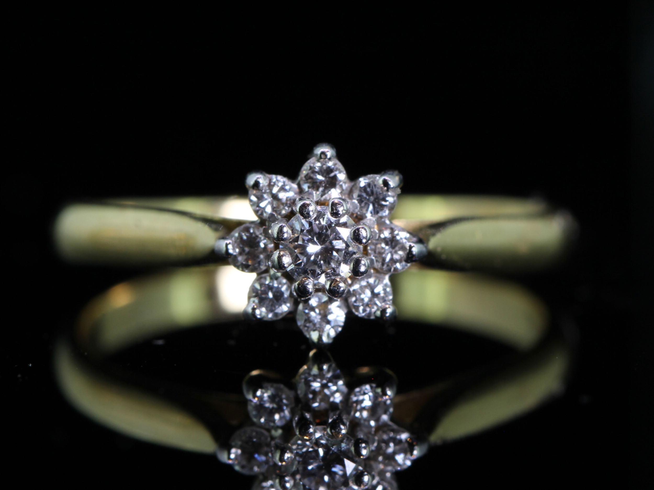 Elegant diamond cluster 18 carat gold ring