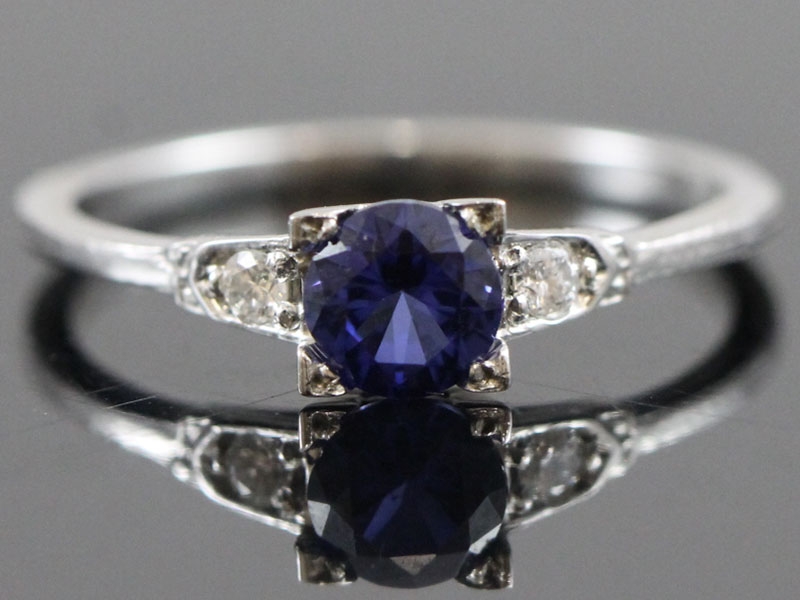 Beautiful sapphire and diamond 18 carat gold ring