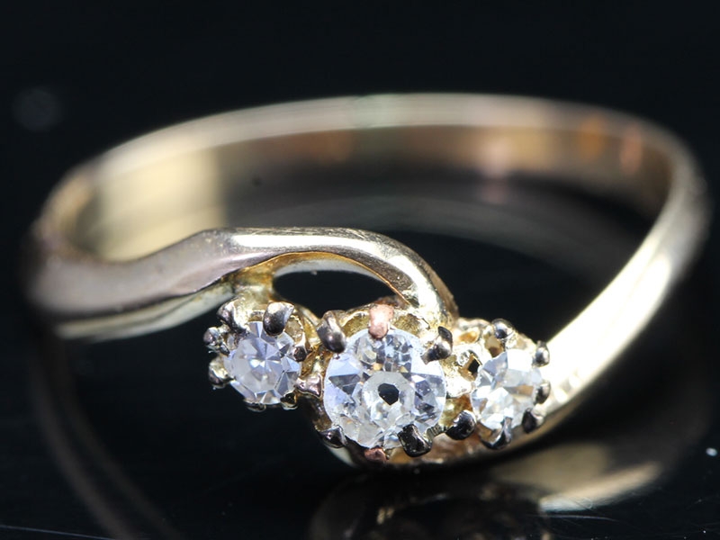 Beautiful edwardian diamond on a twist 18 carat gold ring