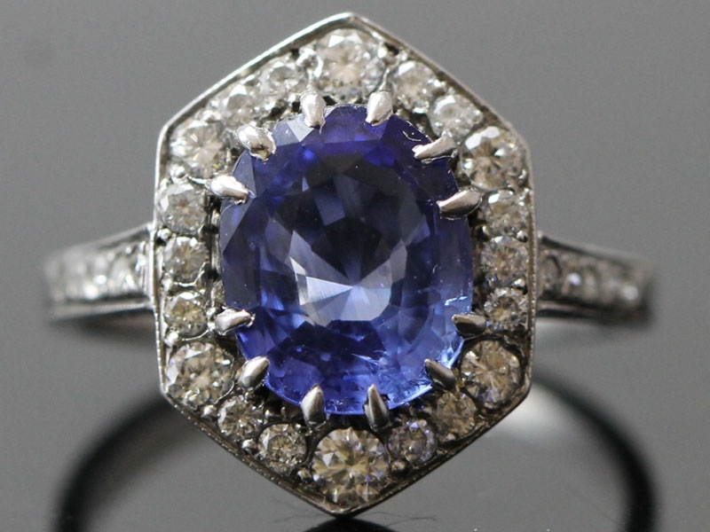  fabulous sapphire and diamond 18 carat gold ring