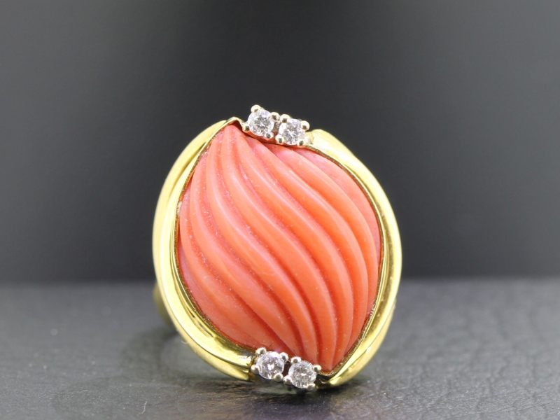   beautiful coral and diamond 15 carat gold ring