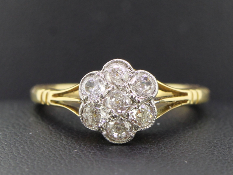Pretty diamond daisy cluster 18 carat gold ring
