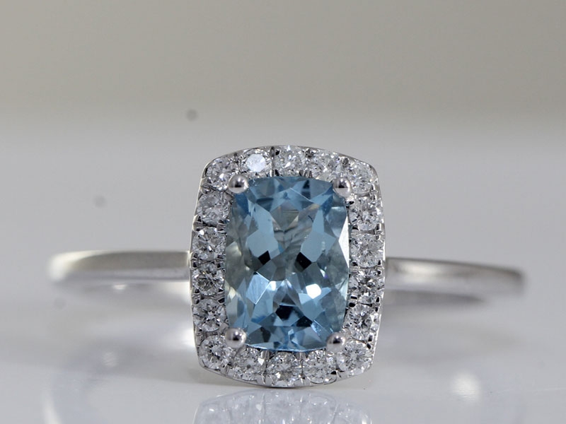 Gorgeous aquamarine and diamond 18 carat gold cluster ring