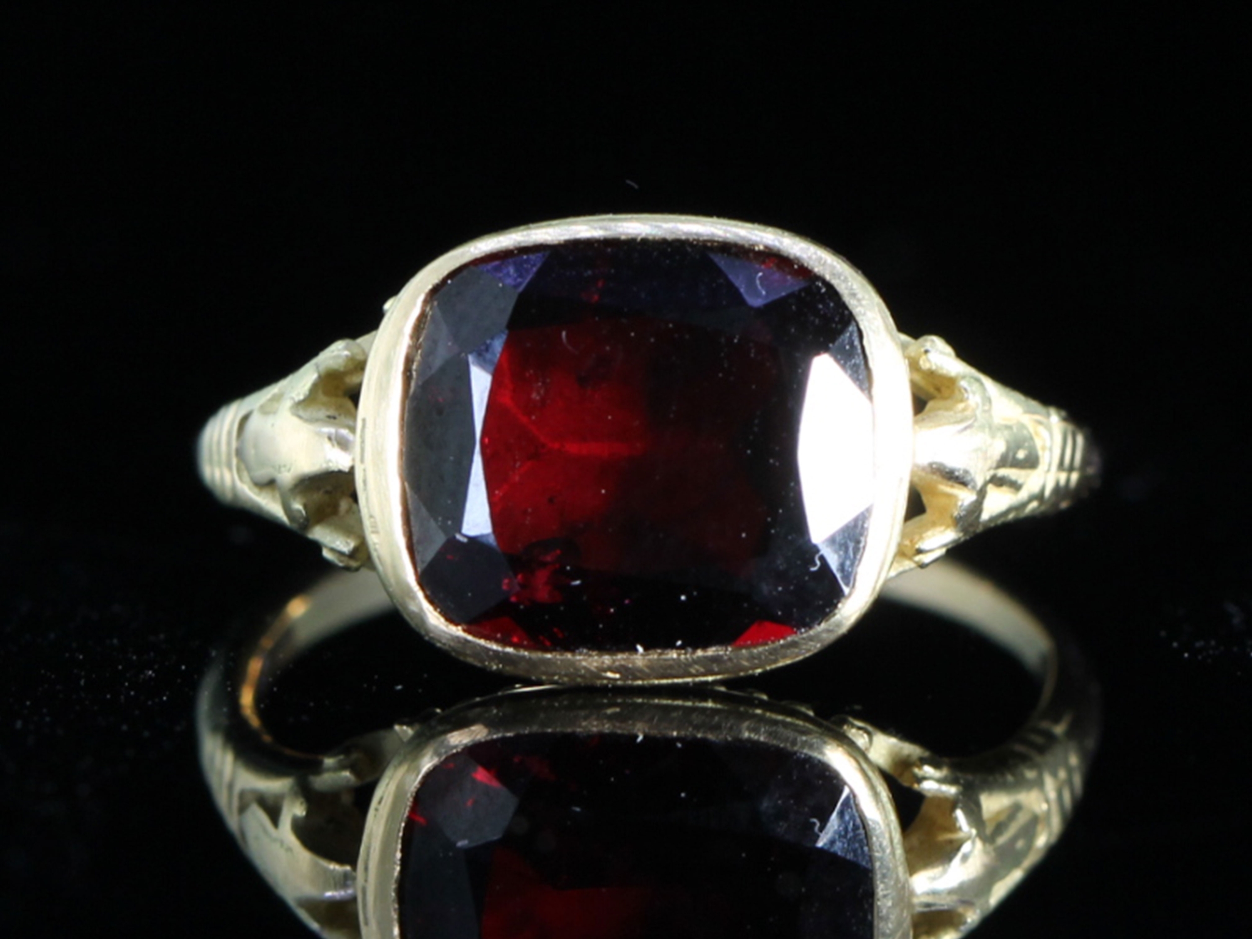 Edwardian garnet 18ct gold ring