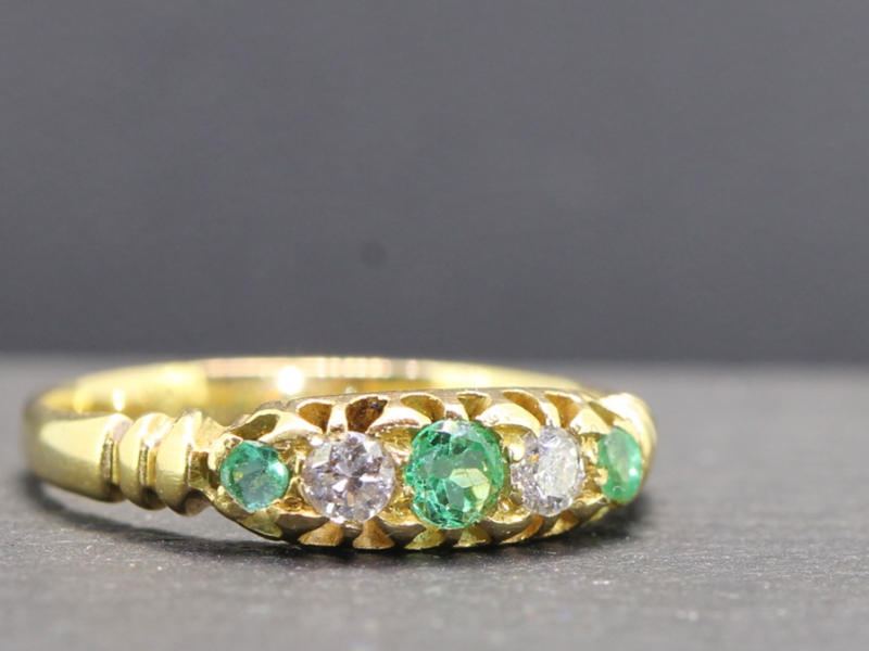 Exquisite colombian emerald and diamond gypsy 18 carat gold ring