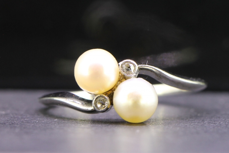 Beautiful lustrous pearl and diamond on a twist 18 carat gold ring 