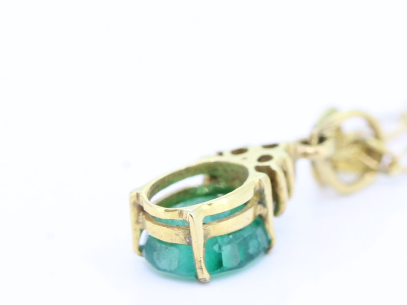 Pretty emerald and diamond 14 carat gold pendant and 18 carat gold chain