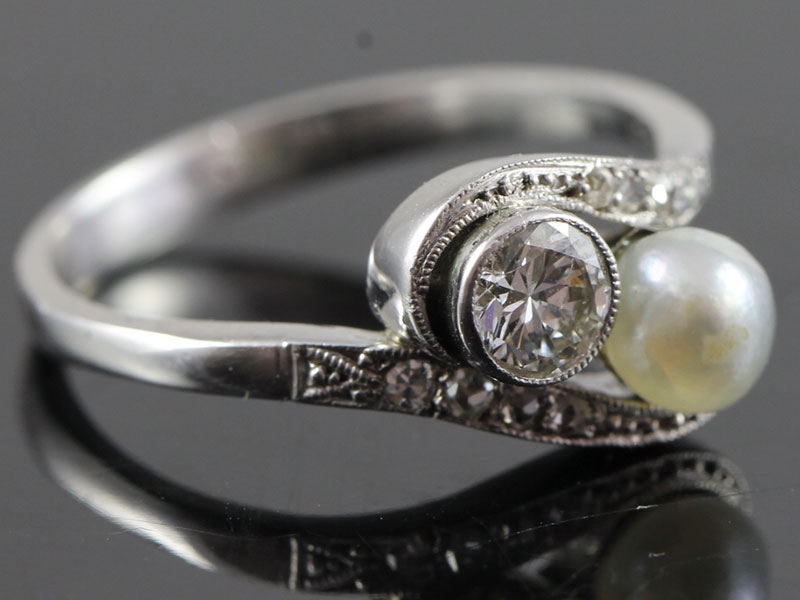 Gorgeous pearl and diamond platinum  ring