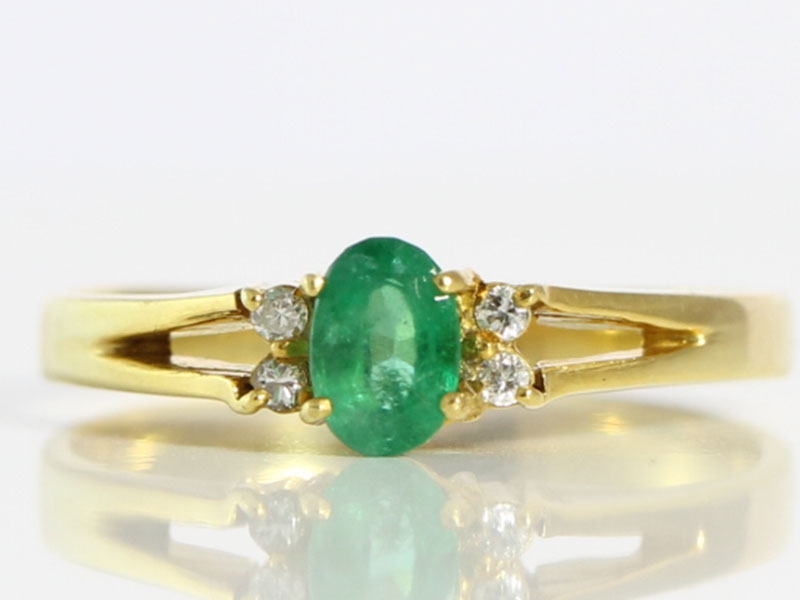 Beautiful emerald and diamond 14 carat gold ring