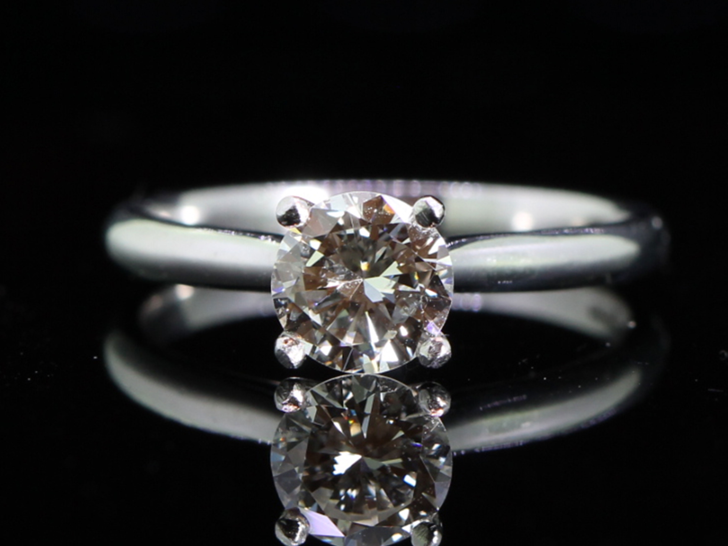 Beautiful diamond solitiare platinum ring