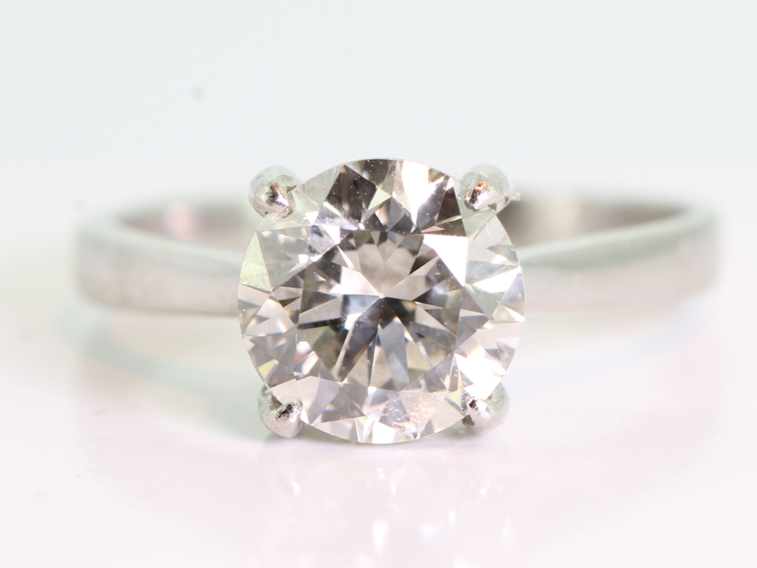 Breathtaking 2.21 carat diamond solitaire platinum ring