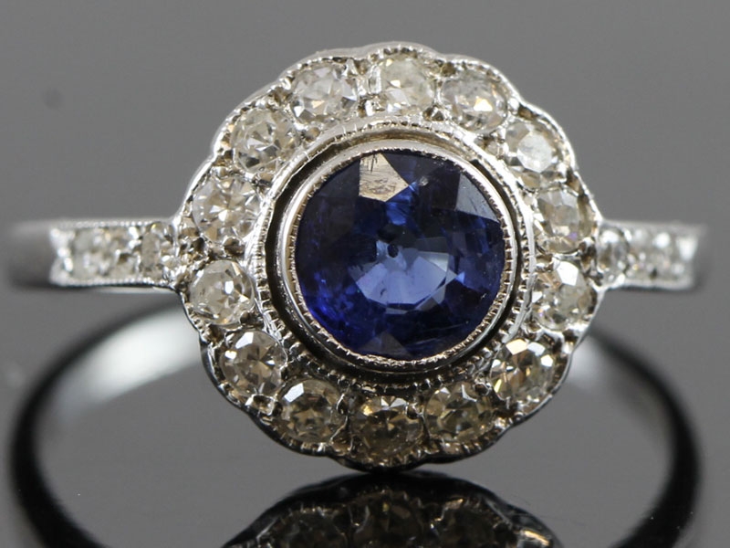 Glorious sapphire and diamond art deco 18 carat gold ring