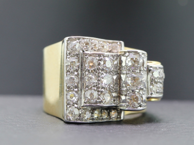 Stunning diamond 18 carat gold cocktail ring
