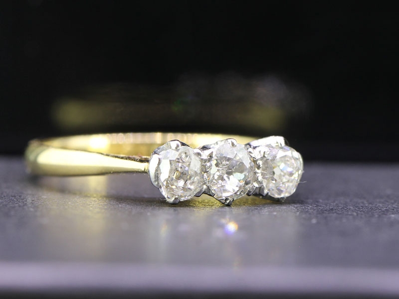  charming trilogy diamond 18 carat gold ring