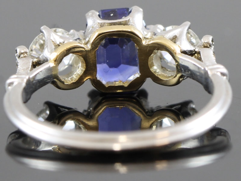 Stunning sapphire and diamond trilogy 18 carat gold ring 