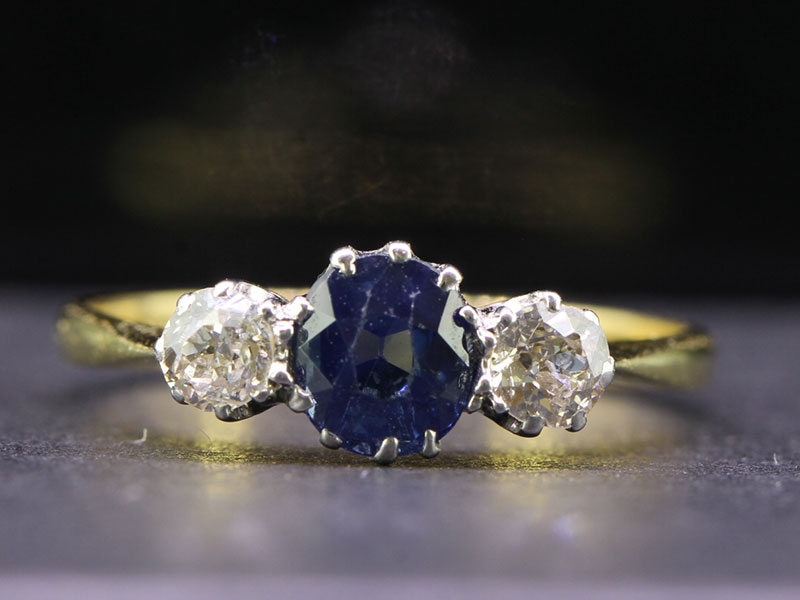 Fabulous sapphire and diamond trilogy 18 carat gold ring