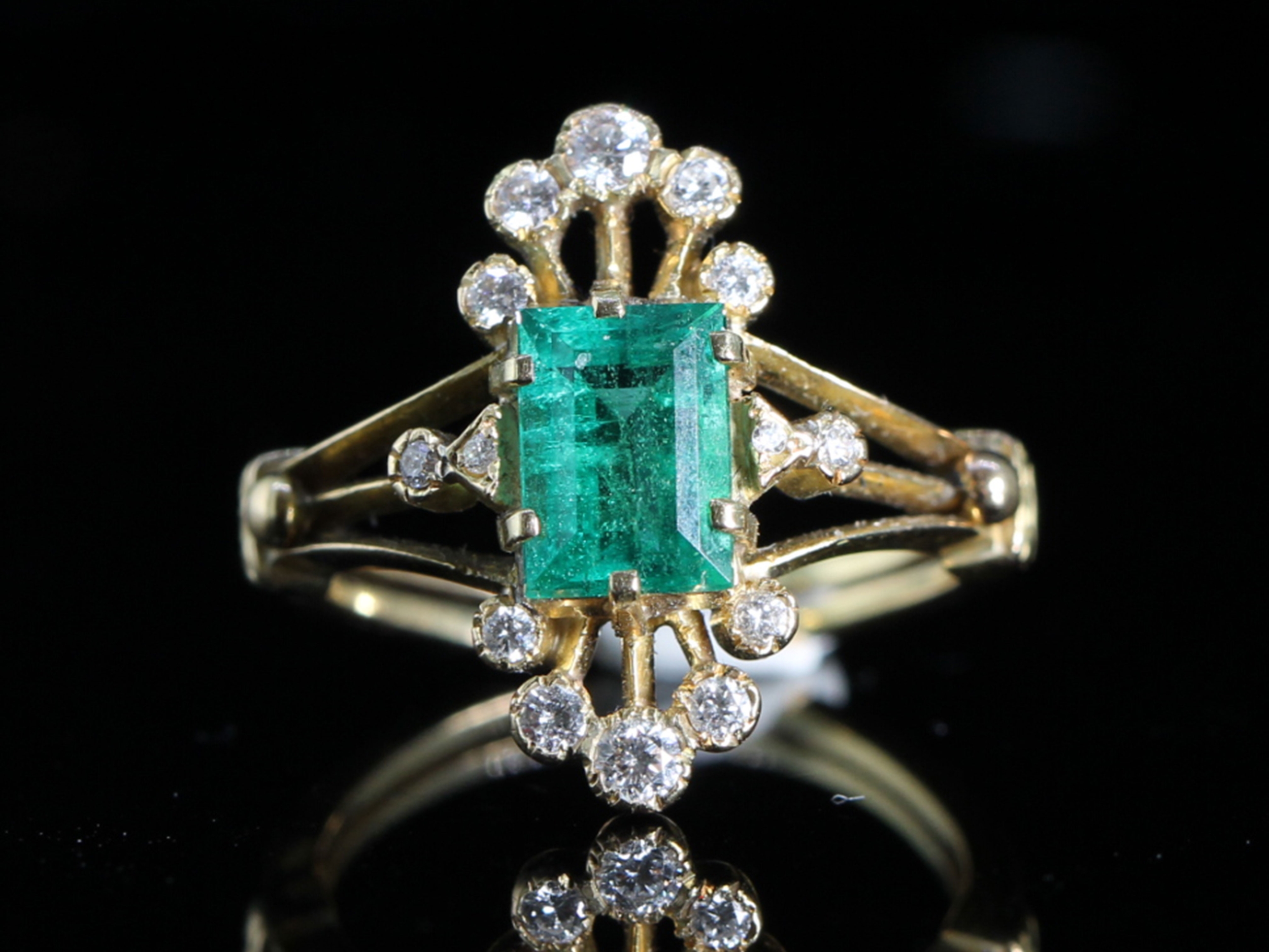 Vintage colombian emerald and diamond 18ct gold ring