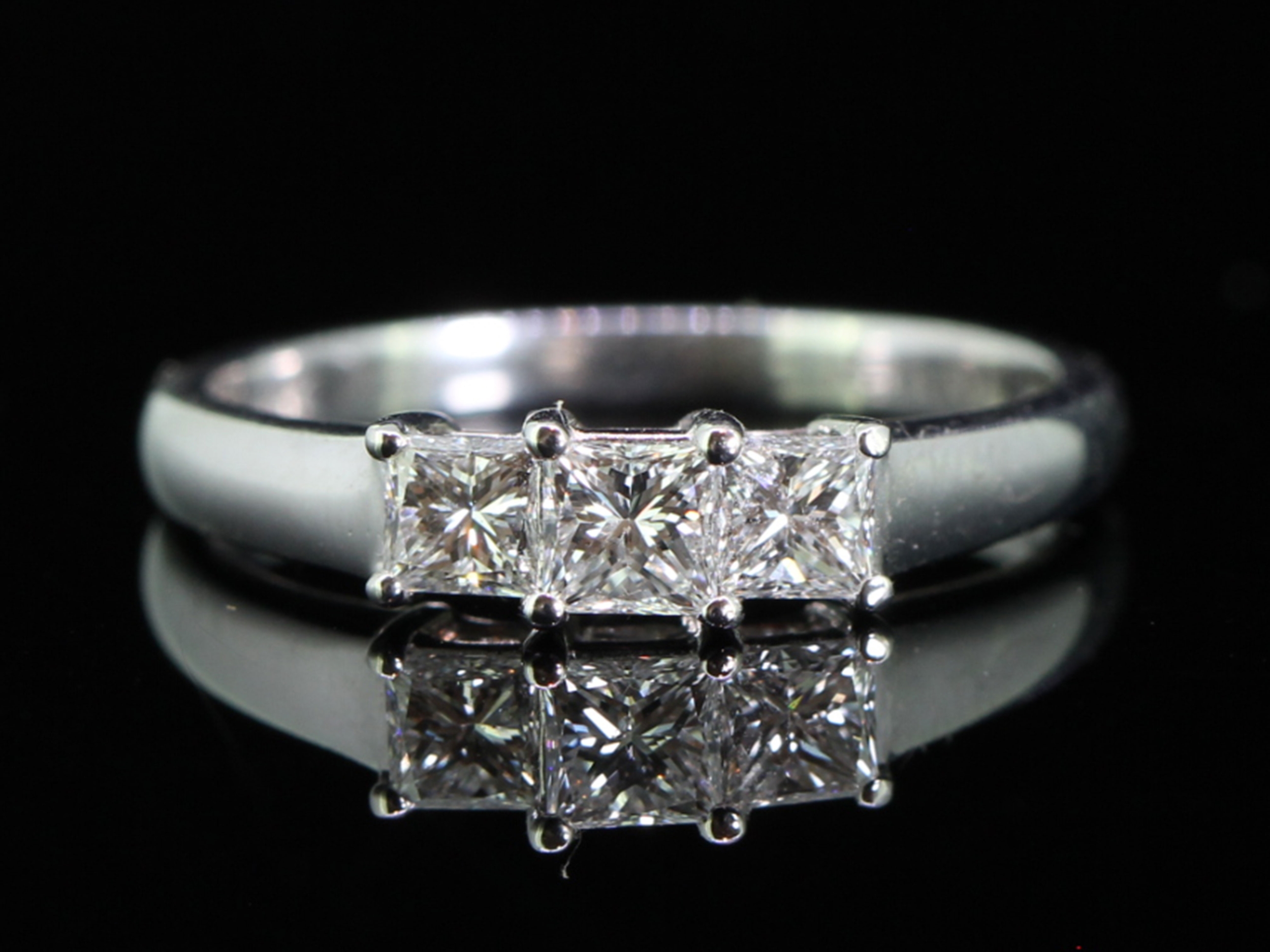 Stunning princess cut diamond 18 carat gold trilogy ring