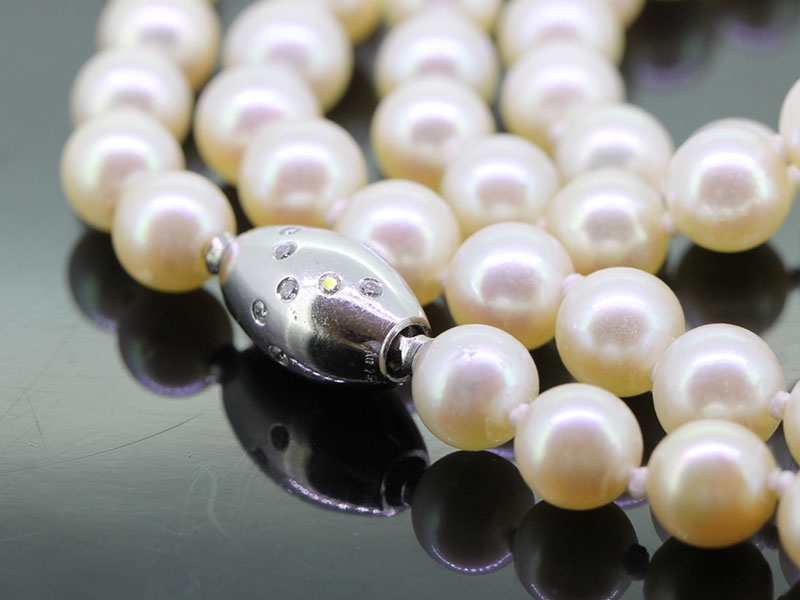 Beautiful quality pearl necklace with gold and diamond clasp