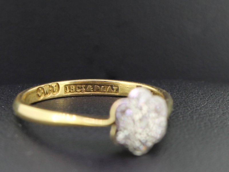 Pretty 1920s art deco platinum 18 carat gold diamond daisy cluster ring