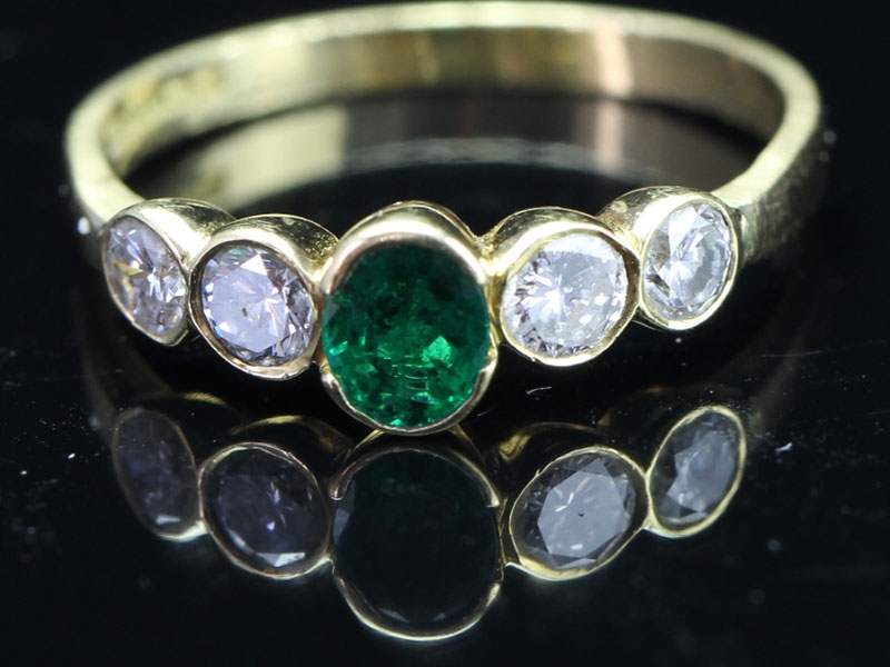 Beautiful colubian emerald and diamond 18 carat gold ring