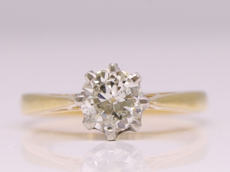 Elegant diamond 18 carat gold solitaire ring
