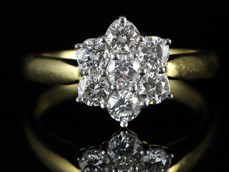 Fabulous diamond daisy cluster 18 carat gold ring