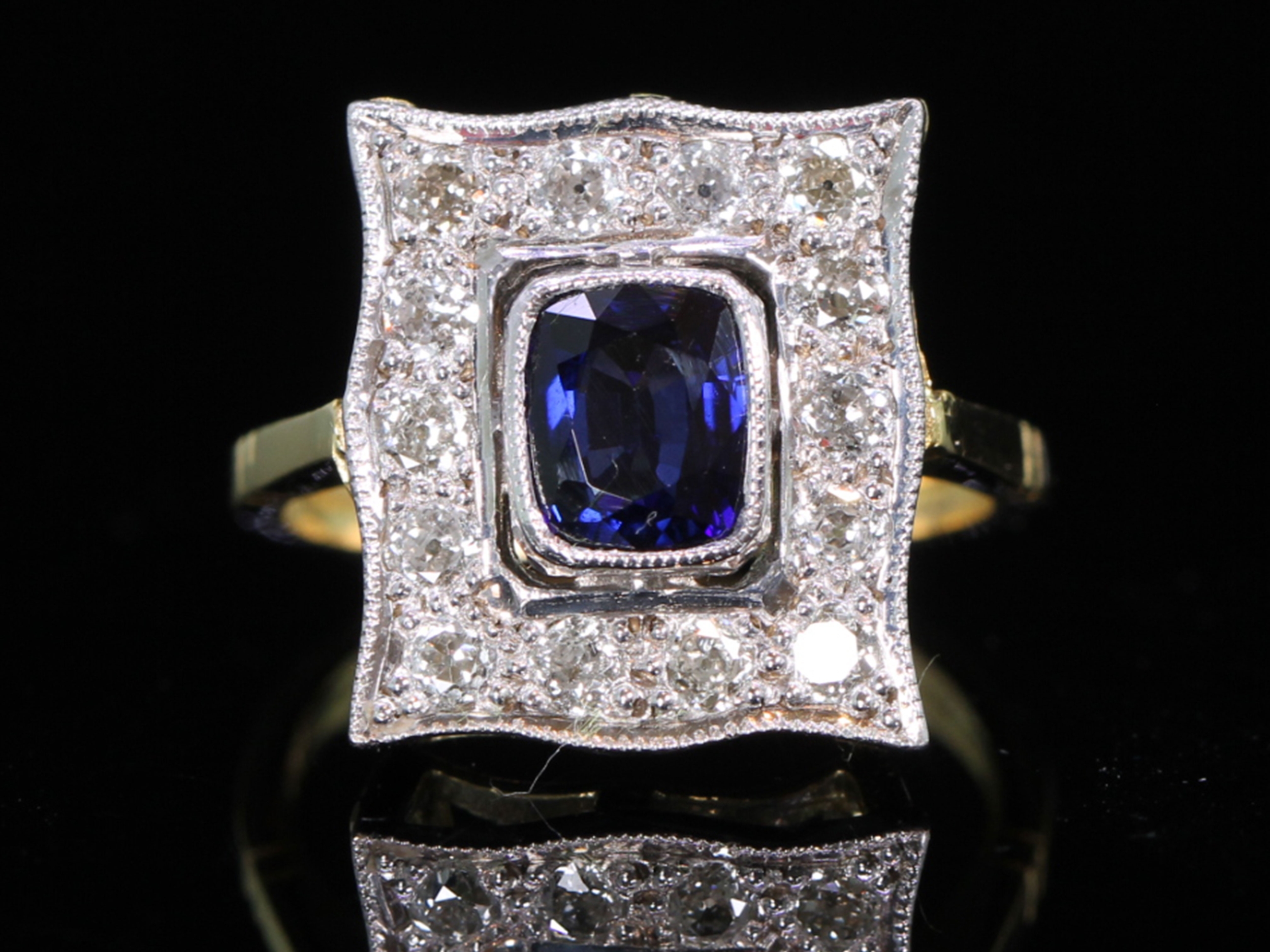 Stunning sapphire and diamond 18ct gold ring